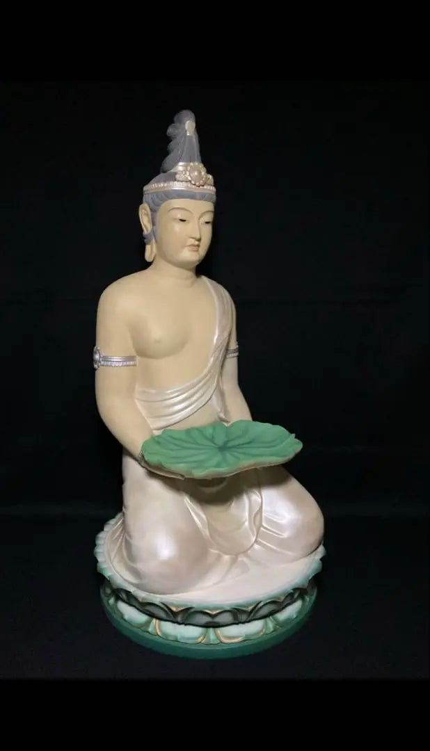 Estatua sentada del Bodhisattva Kannon hecha de resina Estatua budista Arte budista Fabricada por Haruyama, en excelentes condiciones❗️