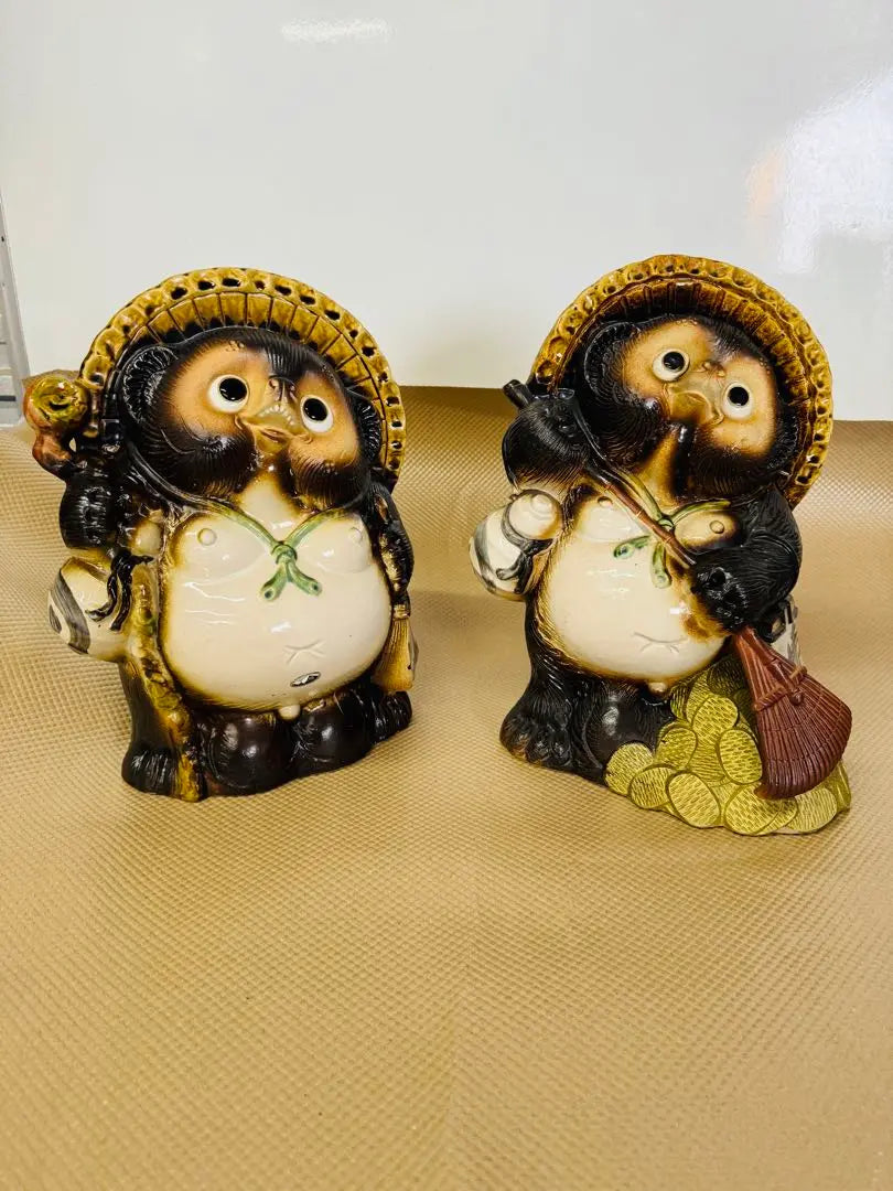 Free national delivery! ★ Shigaraki ware ★ Happiness Houki Oden Tanuki Tanuki Figurry Figurine Gargot | 全国配送無料！★信楽焼★幸福　ほうき　小判　狸　たぬき　縁起物　置物 飾り物