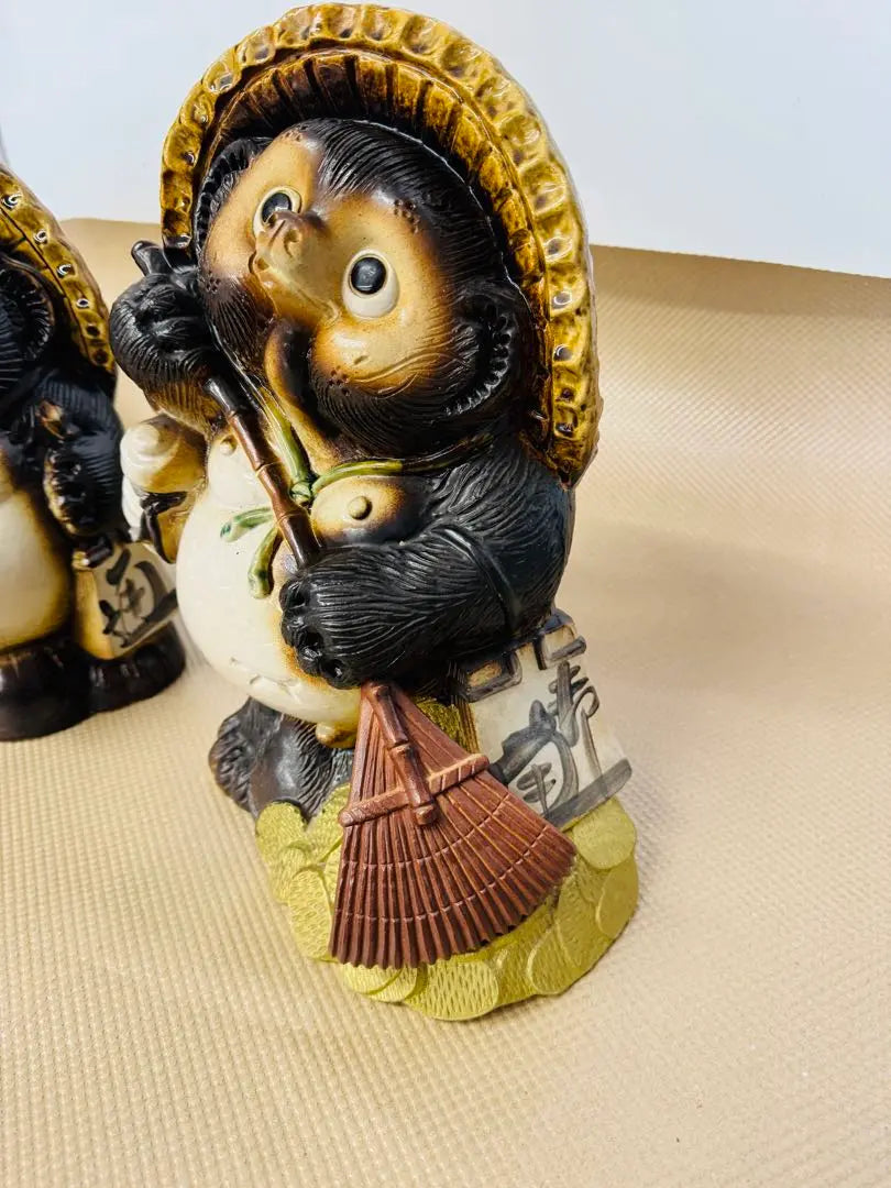 Free national delivery! ★ Shigaraki ware ★ Happiness Houki Oden Tanuki Tanuki Figurry Figurine Gargot | 全国配送無料！★信楽焼★幸福　ほうき　小判　狸　たぬき　縁起物　置物 飾り物