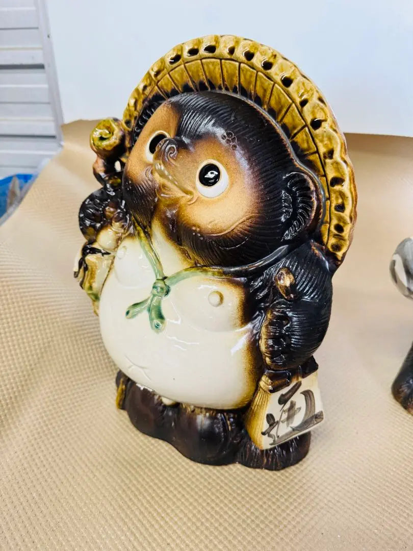 Free national delivery! ★ Shigaraki ware ★ Happiness Houki Oden Tanuki Tanuki Figurry Figurine Gargot | 全国配送無料！★信楽焼★幸福　ほうき　小判　狸　たぬき　縁起物　置物 飾り物