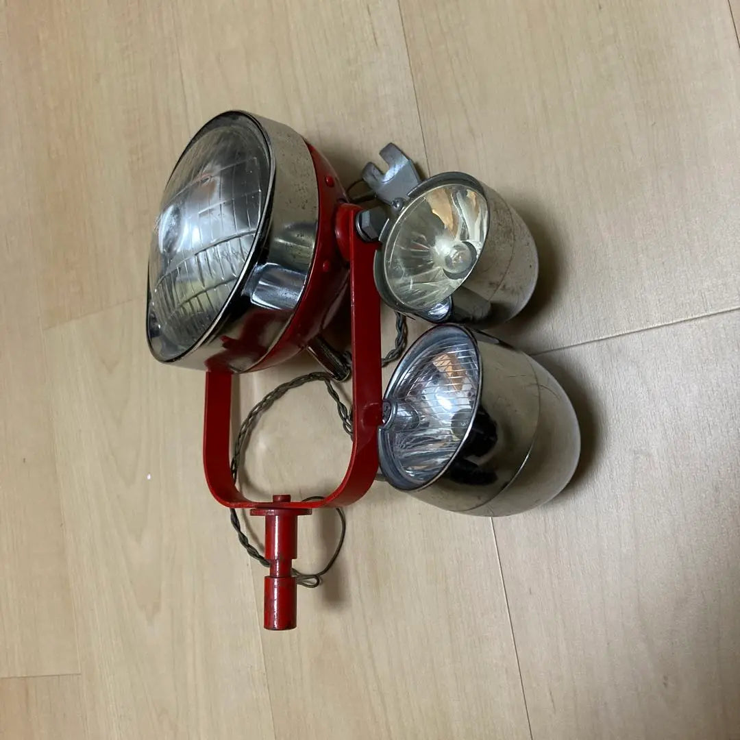 Red turnb? Metal headlights. Two bonuses for bicycles. | 赤いカブ？金属製ヘッドライト。 自転車用オマケ2灯。