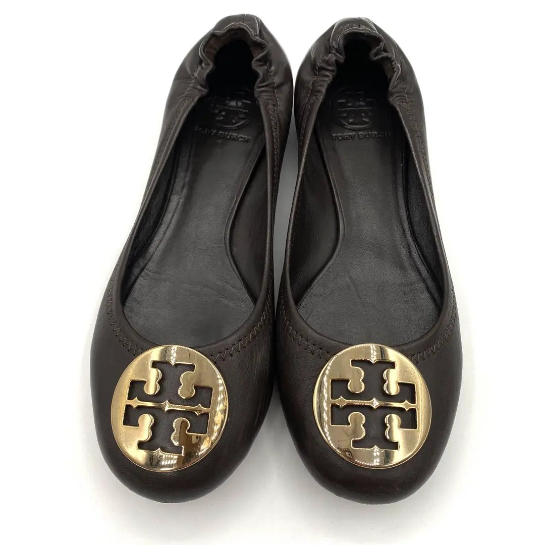 TORY BURCH Zapatos planos marrones con logotipo dorado de 24,5 cm