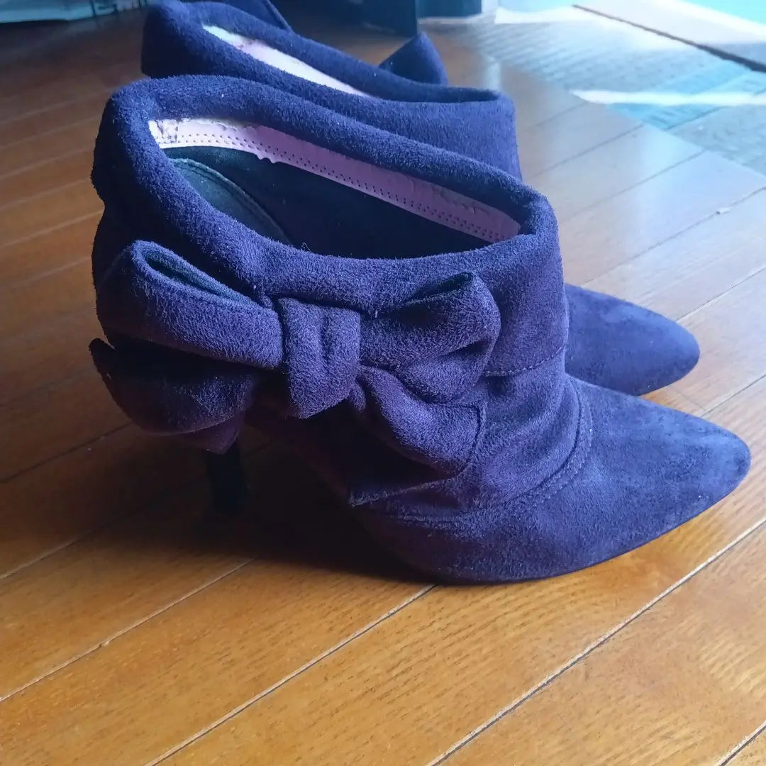 Violet suede with ribbon booty