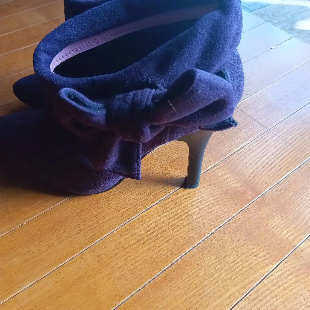 Violet suede with ribbon booty