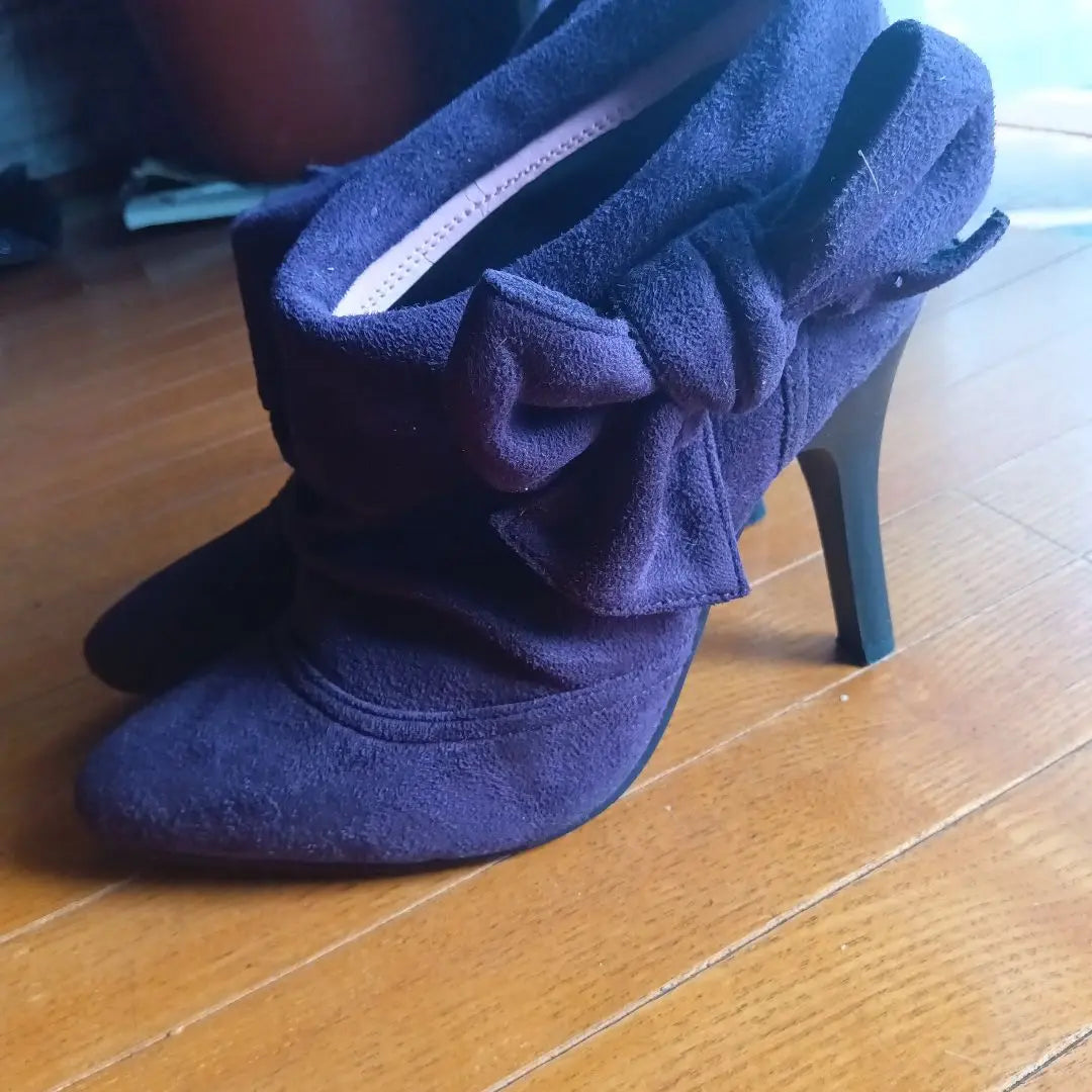 Violet suede with ribbon booty