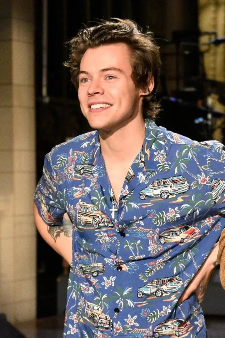 Camisa hawaiana de Saint Laurent poco común que Harry Styles usa