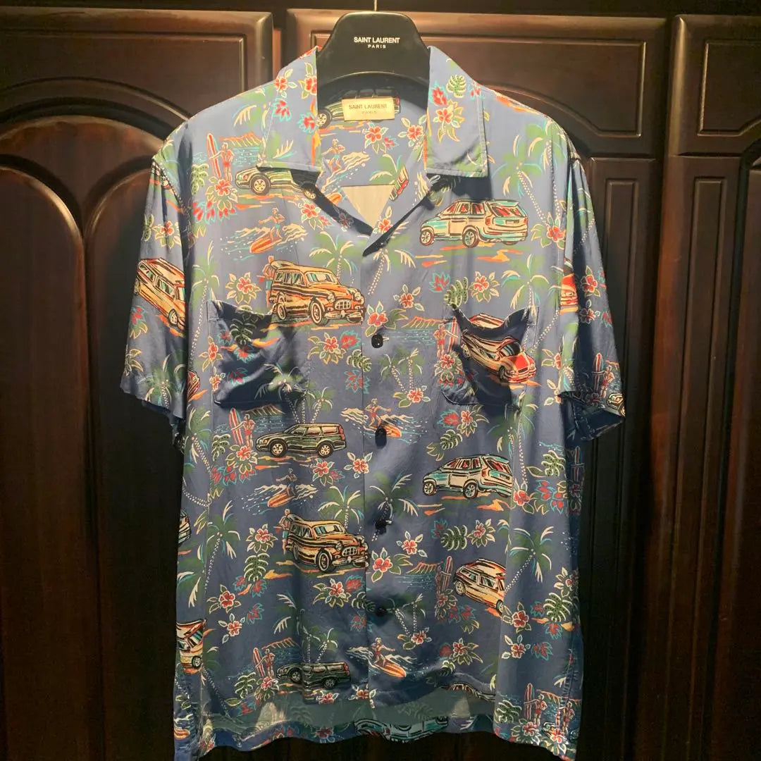 Camisa hawaiana de Saint Laurent poco común que Harry Styles usa