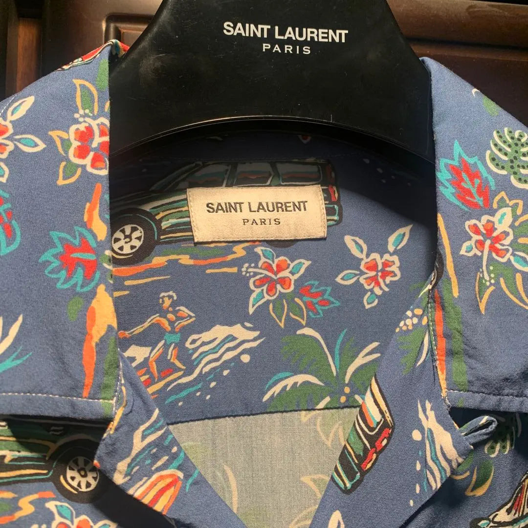 Camisa hawaiana de Saint Laurent poco común que Harry Styles usa