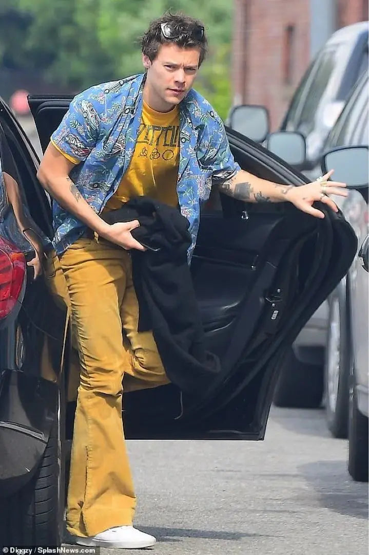 Camisa hawaiana de Saint Laurent poco común que Harry Styles usa