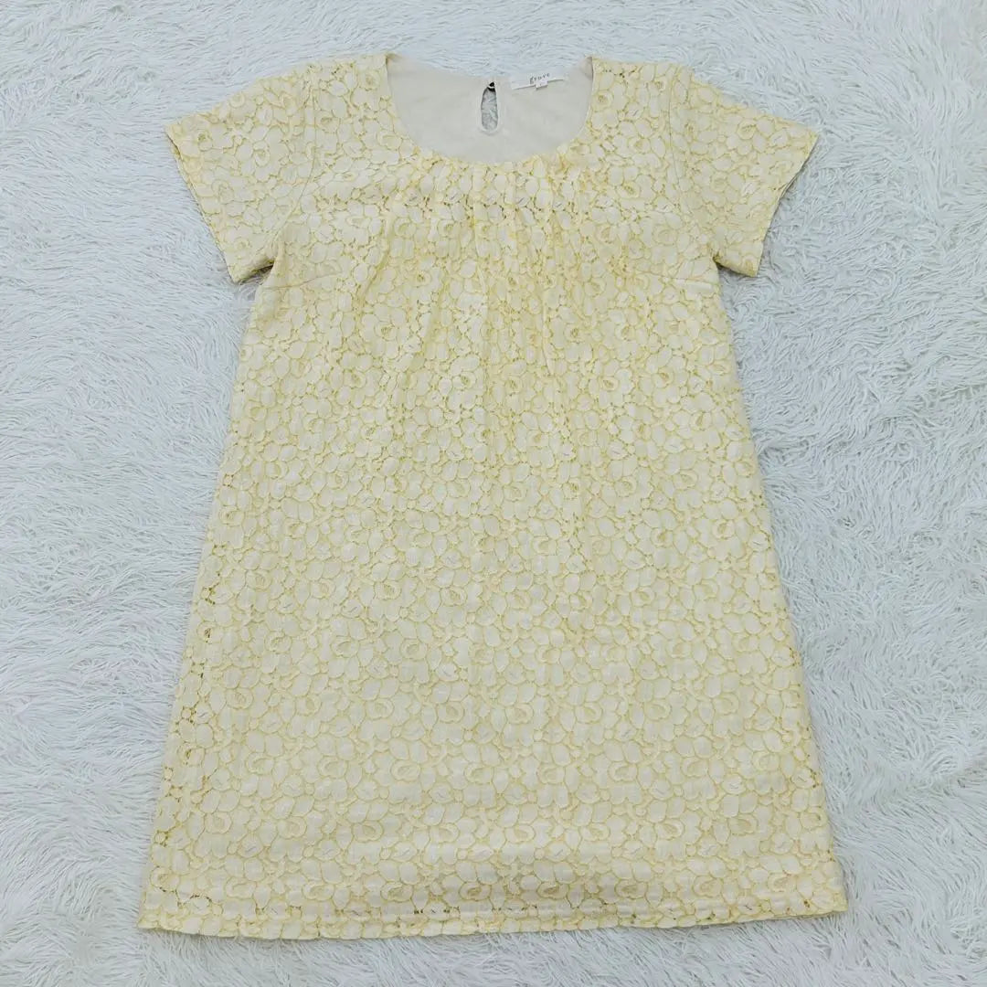 Vestido mini con diseño de encaje y escote fruncido