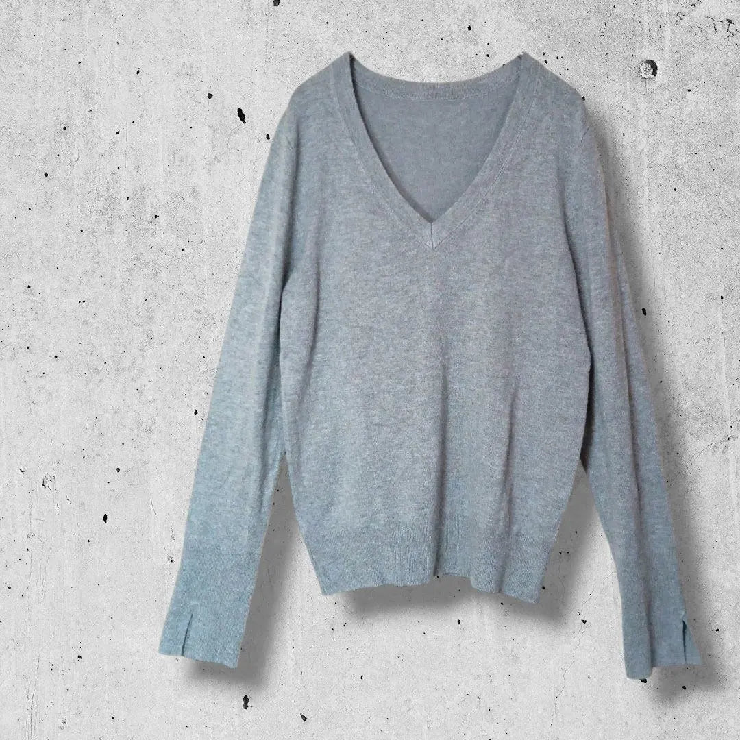 Long sleeve knit sweater, gray, V-neck, simple, casual, beautiful eyes, sleeve slit