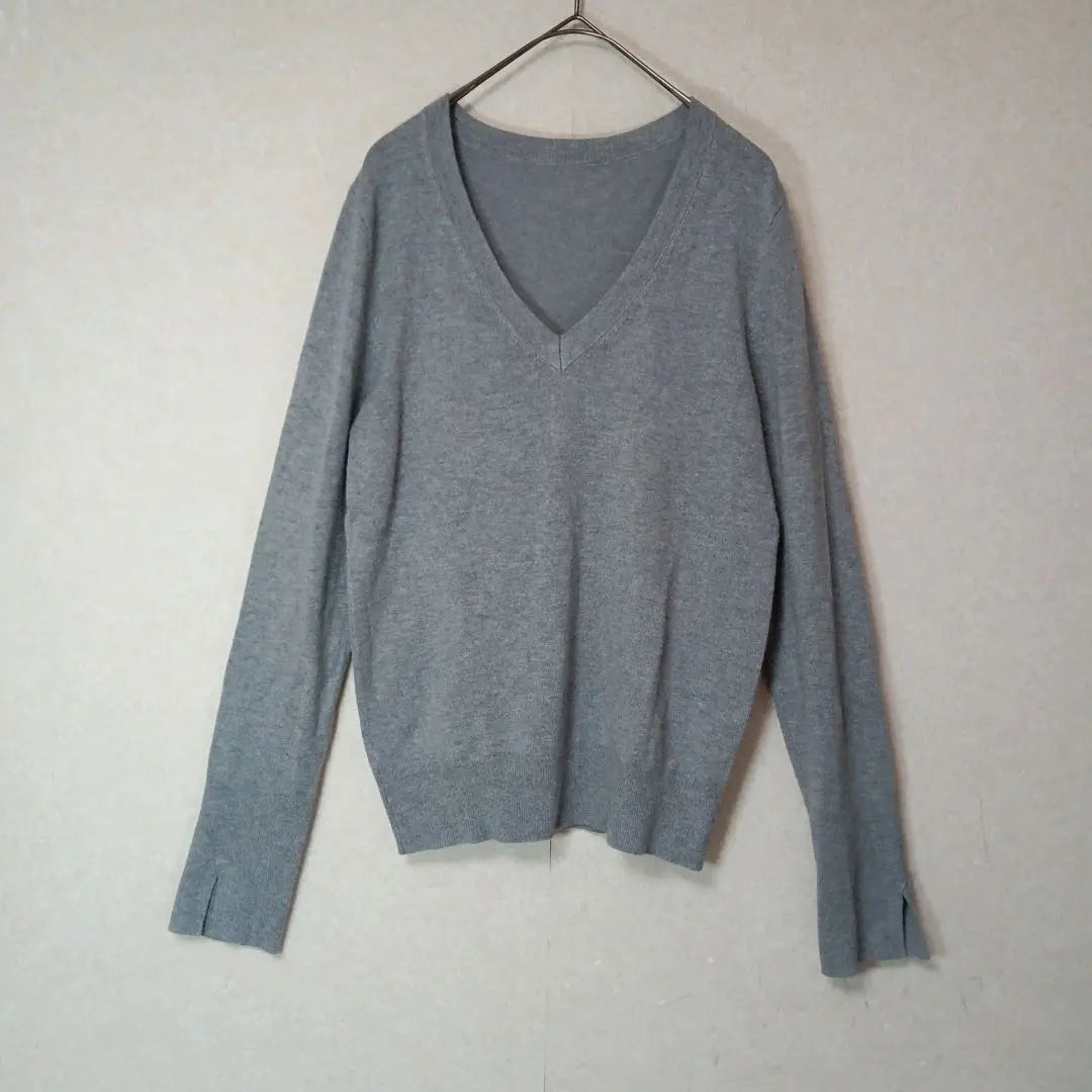 Long sleeve knit sweater, gray, V-neck, simple, casual, beautiful eyes, sleeve slit