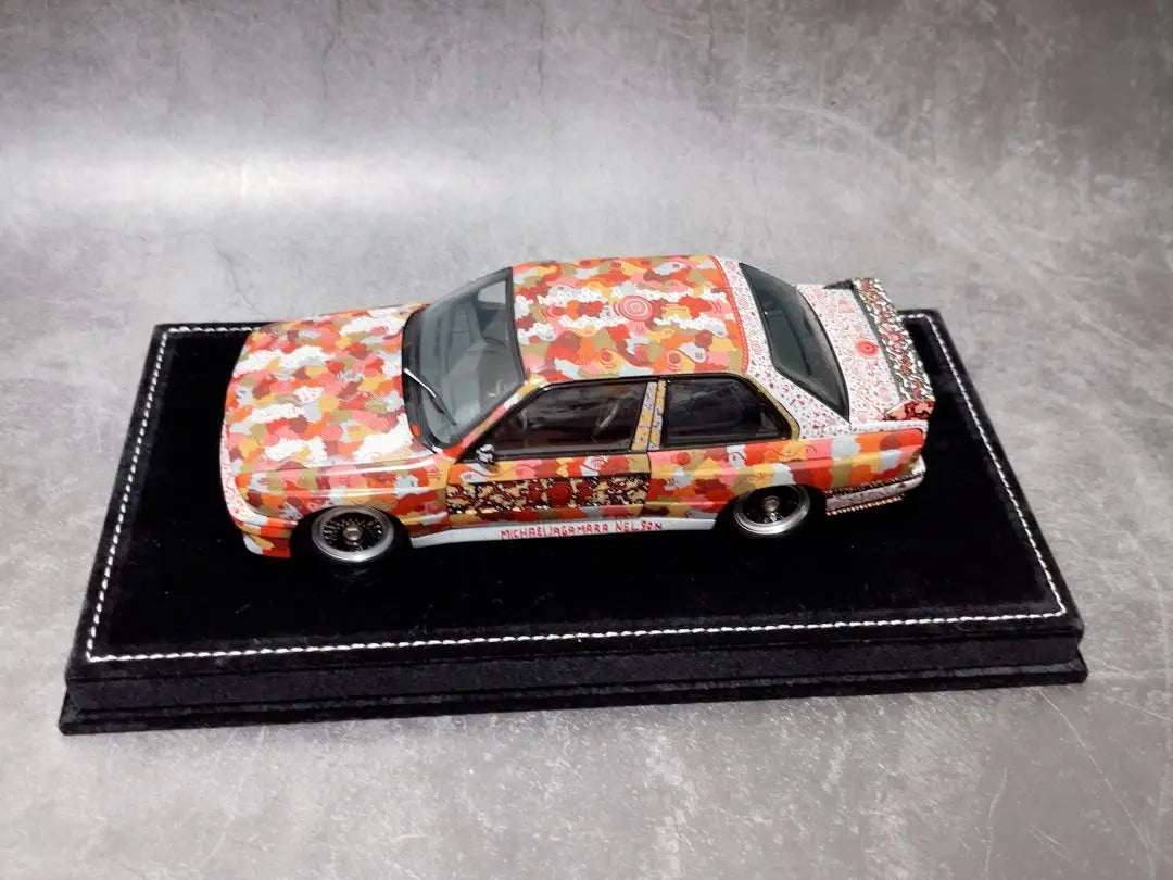 Minicoche BMW M3 Edición Museo del Automóvil Artístico a escala 1/18