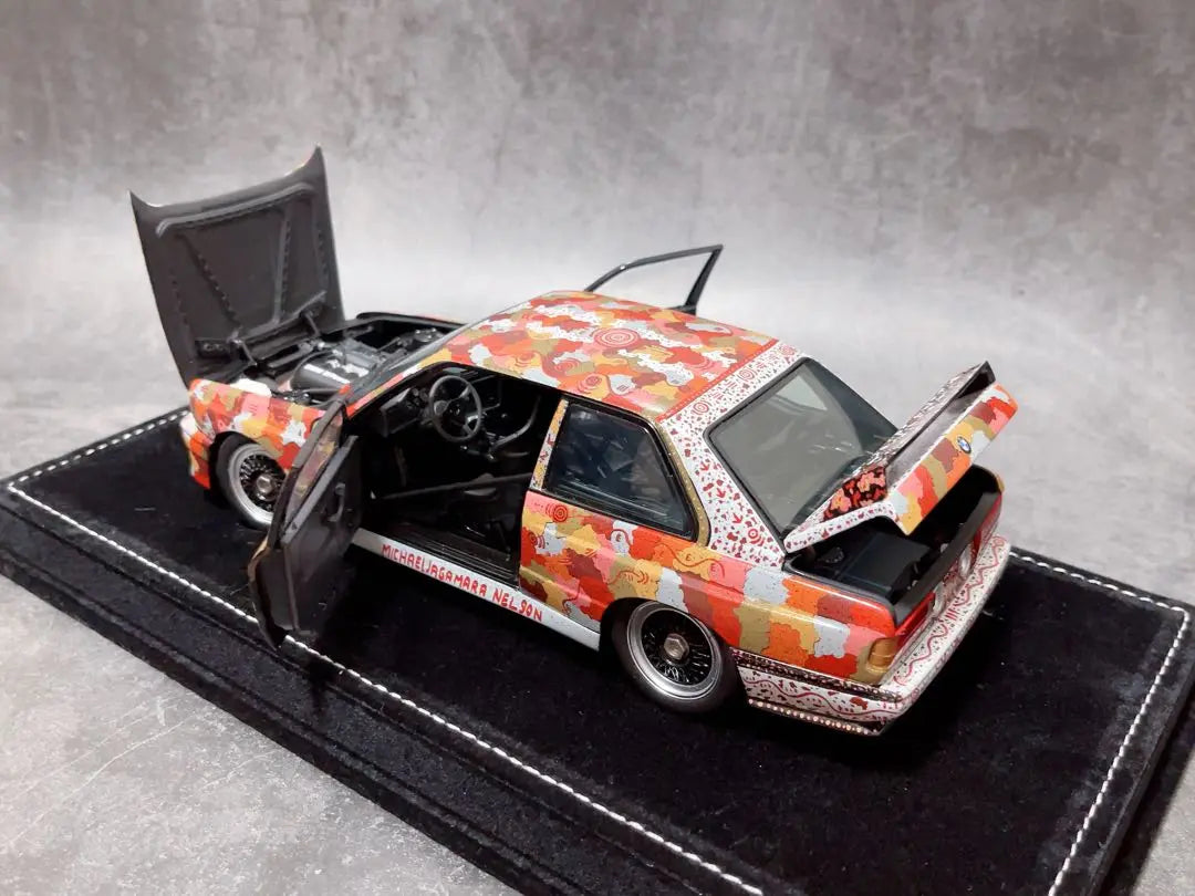 Minicoche BMW M3 Edición Museo del Automóvil Artístico a escala 1/18