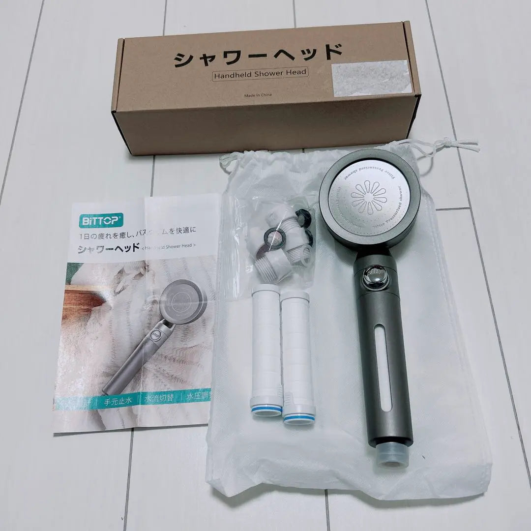 Shower head with special filter "Double water purification", "Removing harmful chlorine", "Removing impurities"