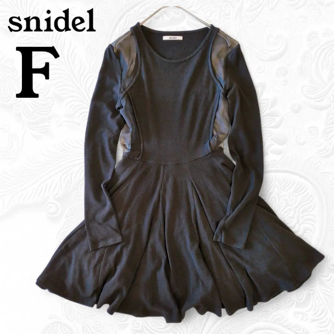 Vestido mini de gasa Sneidel F con vuelo negro que deja ver la piel transparente