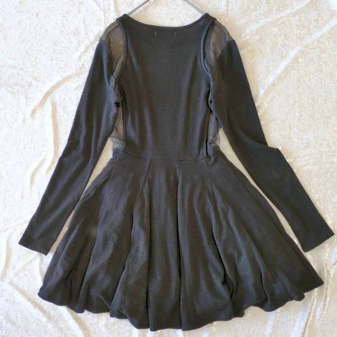 Vestido mini de gasa Sneidel F con vuelo negro que deja ver la piel transparente