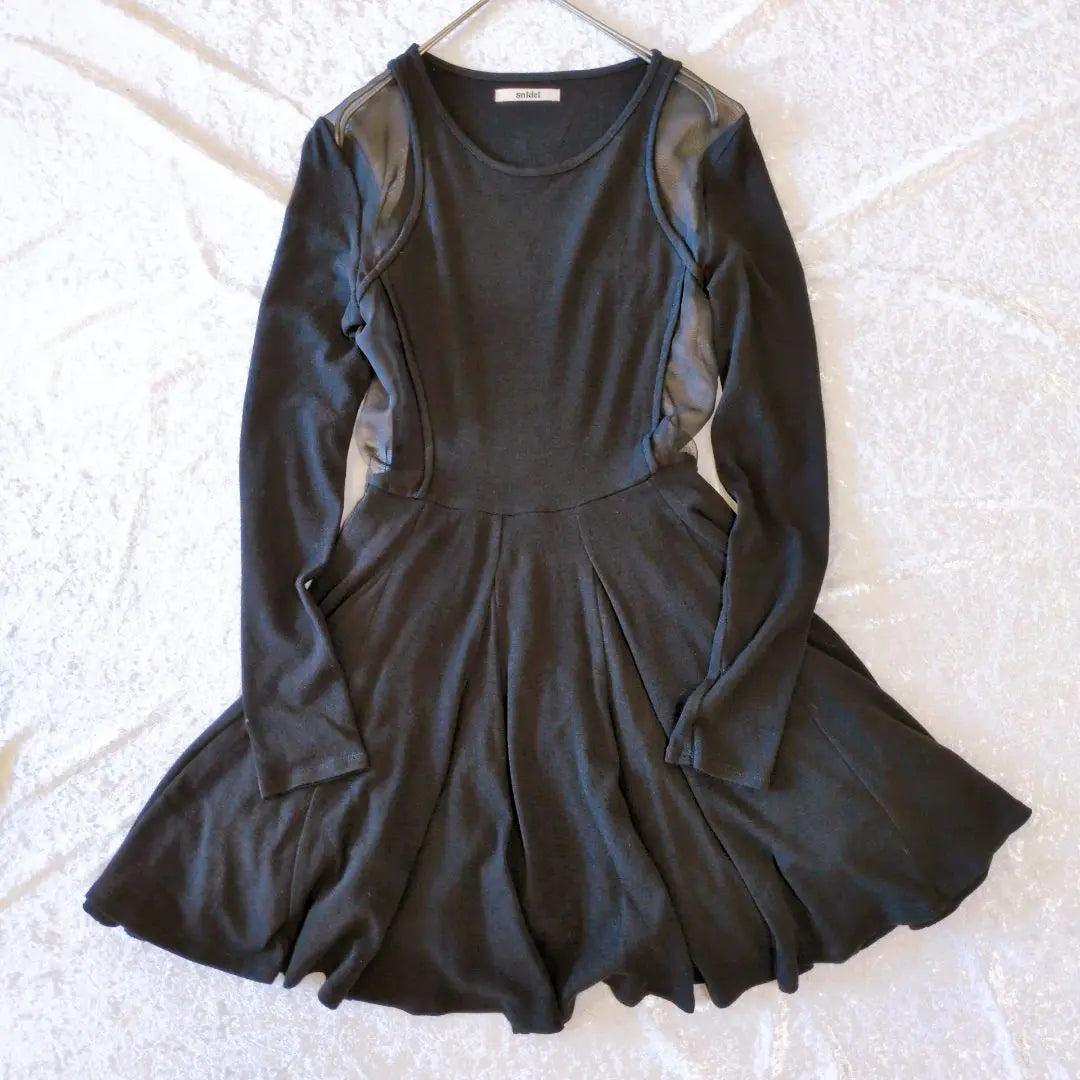 Vestido mini de gasa Sneidel F con vuelo negro que deja ver la piel transparente