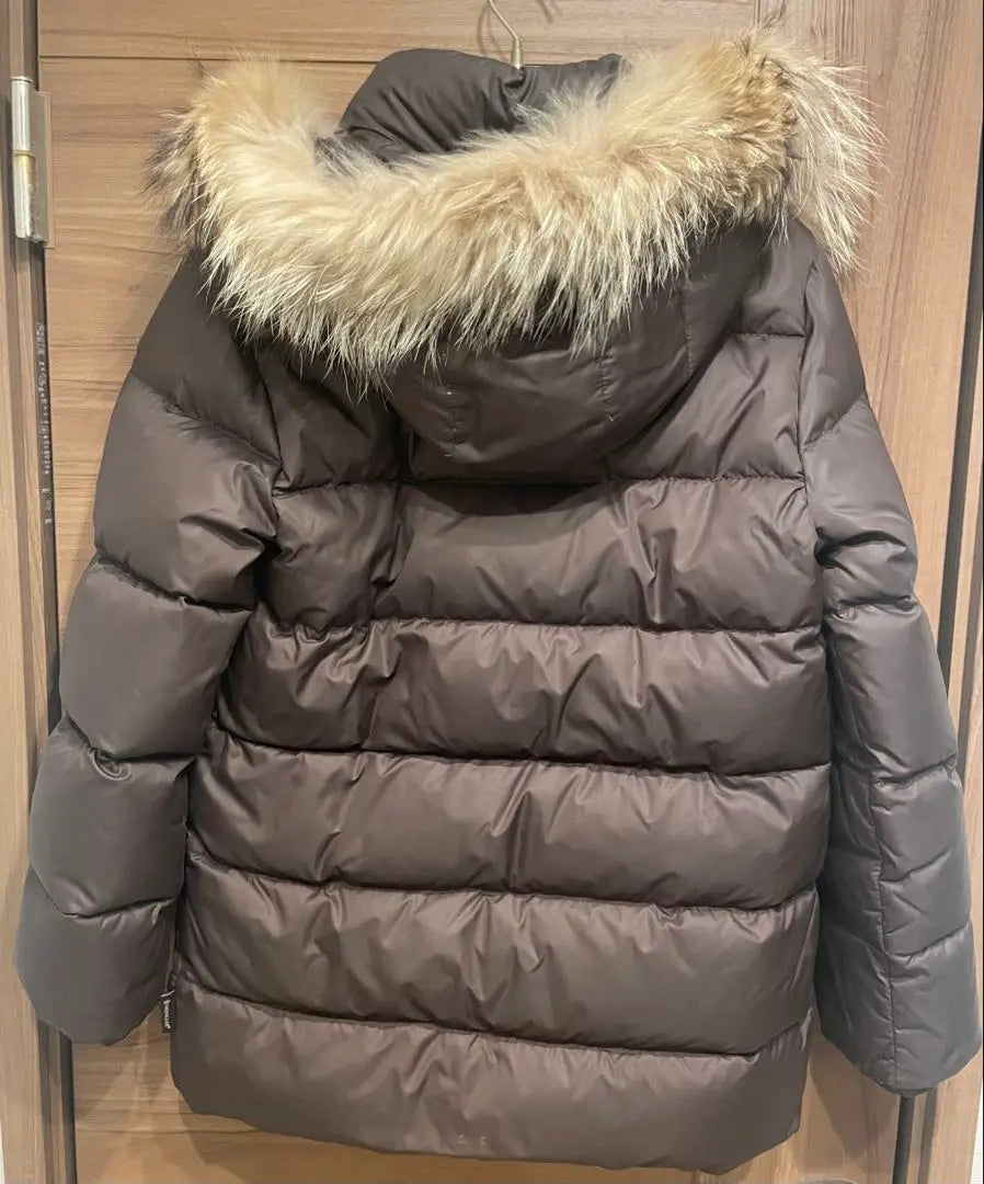 Cajón de pedido especial Moncler marrón de piel de plumón fabricado en Italia