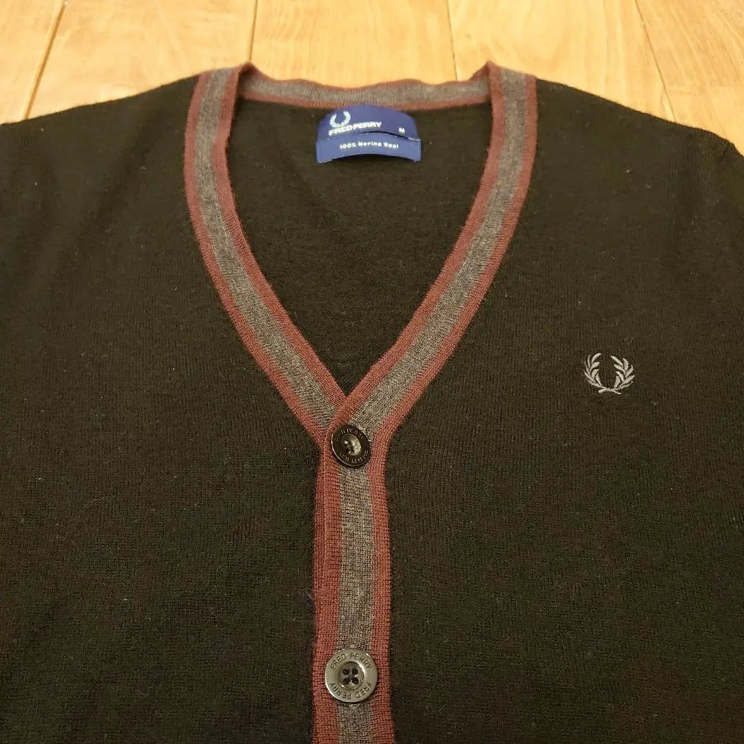 Cárdigan de lana con logotipo bordado de Fred Perry, color negro