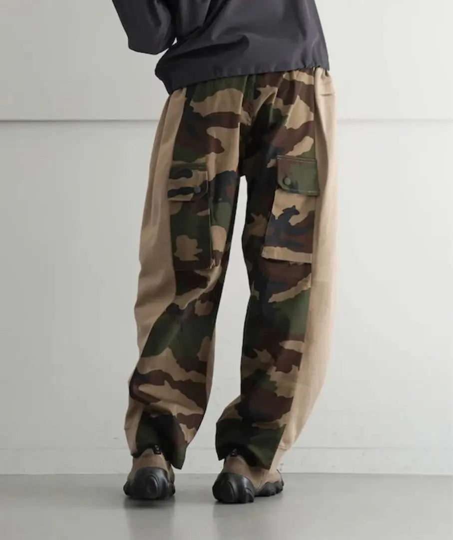 BLESS OVER JOGGING CAMOUFLAGE SAND×CAMO