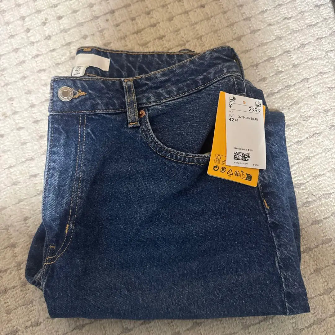 Tags, try on only H&M Mom jeans