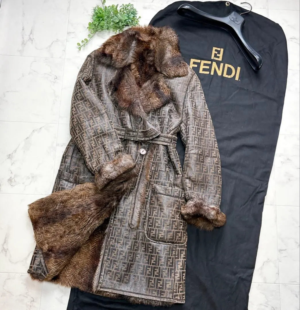 [Súper raro] Abrigo con logo Fendi Far talla 42 (ML)