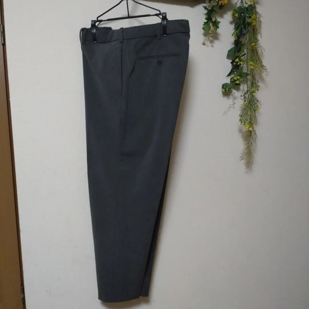 Pantalón gris UNIQLO XL con correa de cintura ajustable, material elástico, artículo hermoso