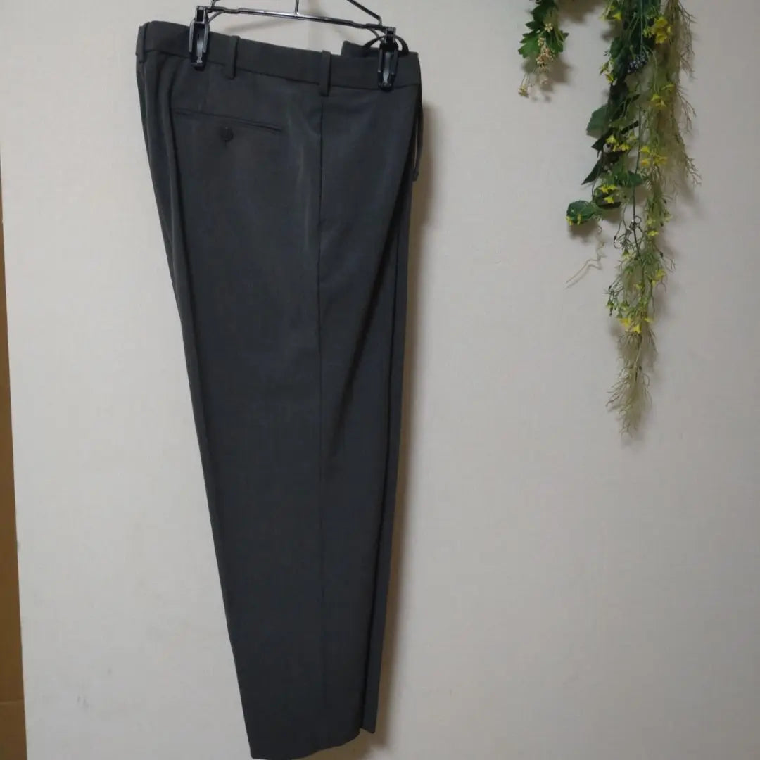 Pantalón gris UNIQLO XL con correa de cintura ajustable, material elástico, artículo hermoso