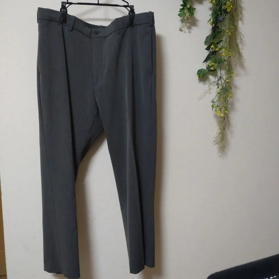 Pantalón gris UNIQLO XL con correa de cintura ajustable, material elástico, artículo hermoso