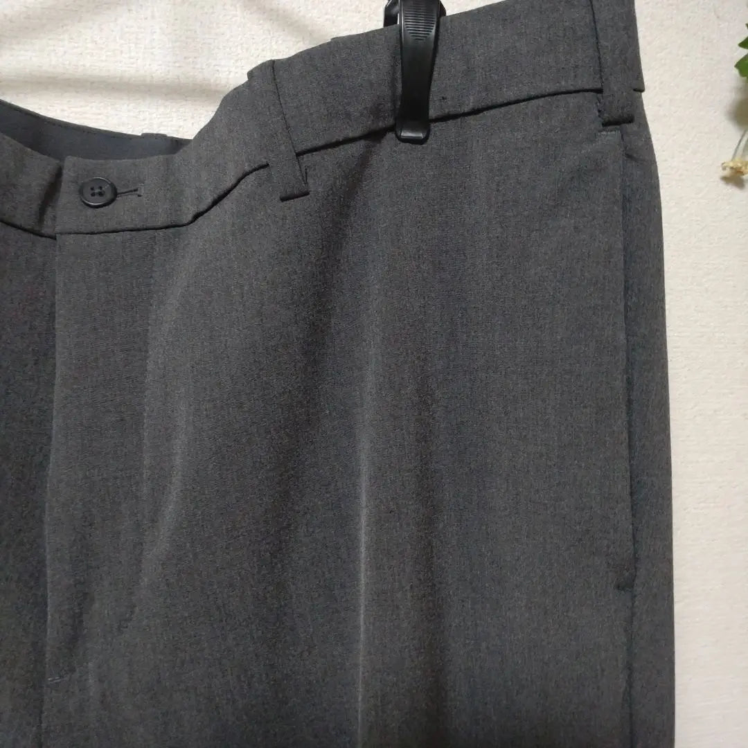 Pantalón gris UNIQLO XL con correa de cintura ajustable, material elástico, artículo hermoso