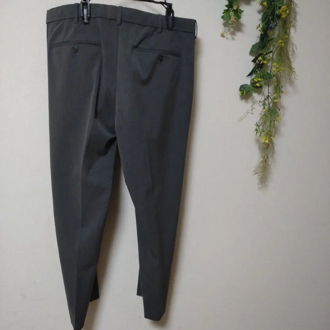 Pantalón gris UNIQLO XL con correa de cintura ajustable, material elástico, artículo hermoso