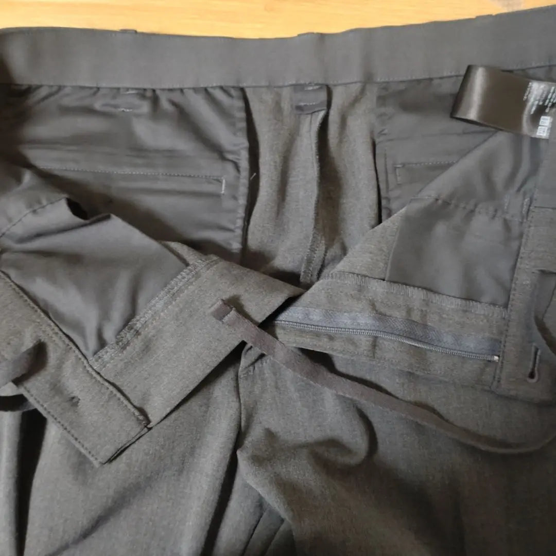 Pantalón gris UNIQLO XL con correa de cintura ajustable, material elástico, artículo hermoso