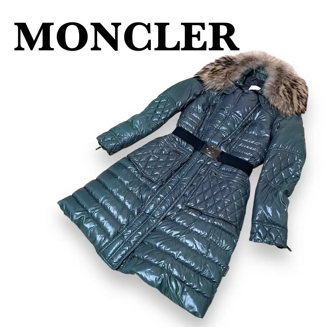 Abrigo de plumas Moncler Maiyor en excelente estado, color Tamazu 0, piel de mapache