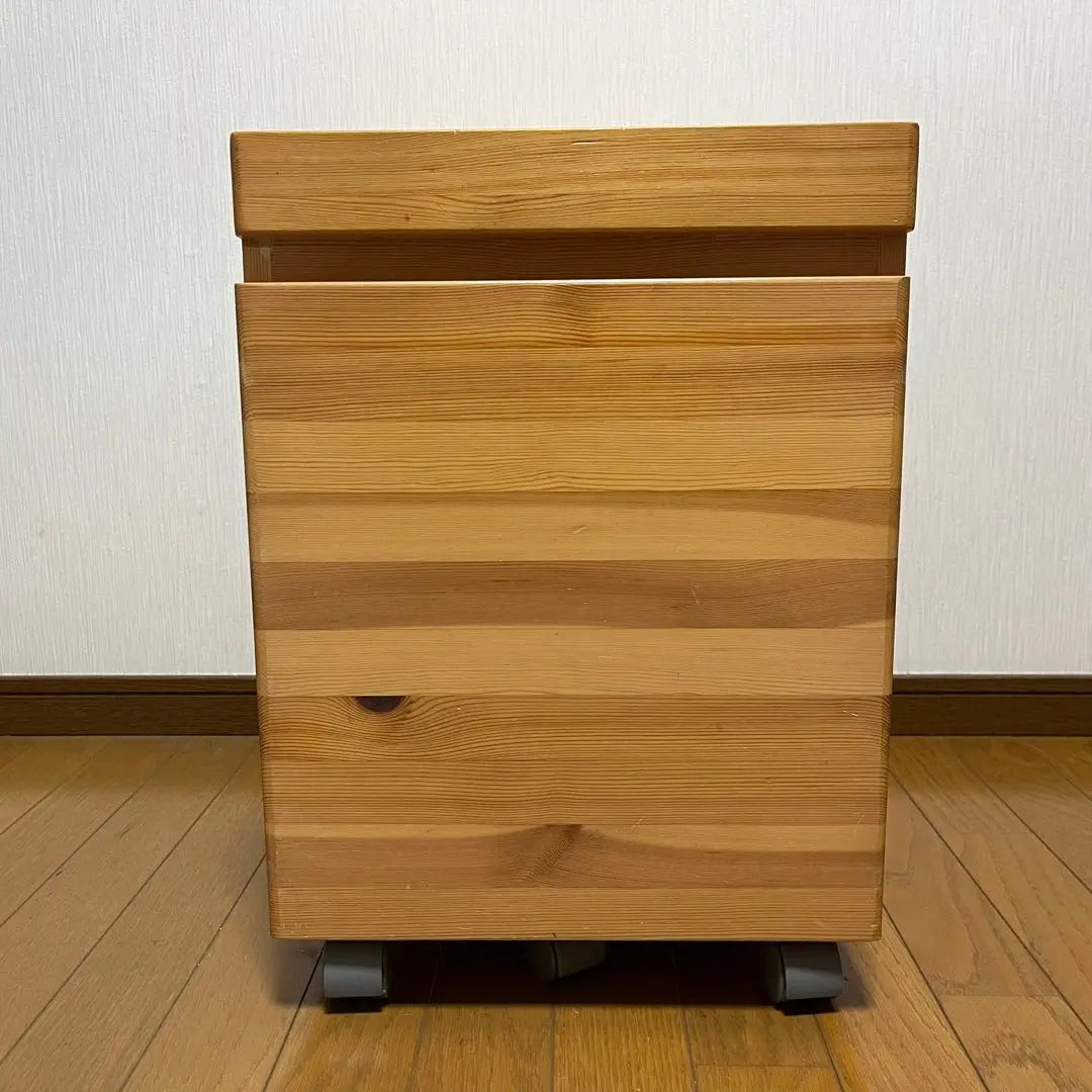 Cajonera de madera de pino MUJI usada