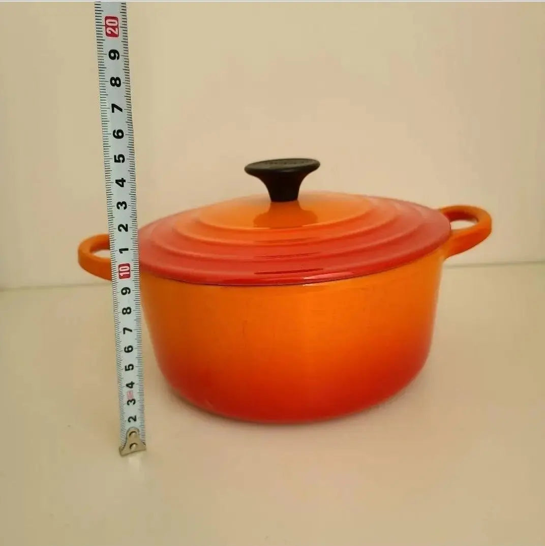 Le Creuset pot 18