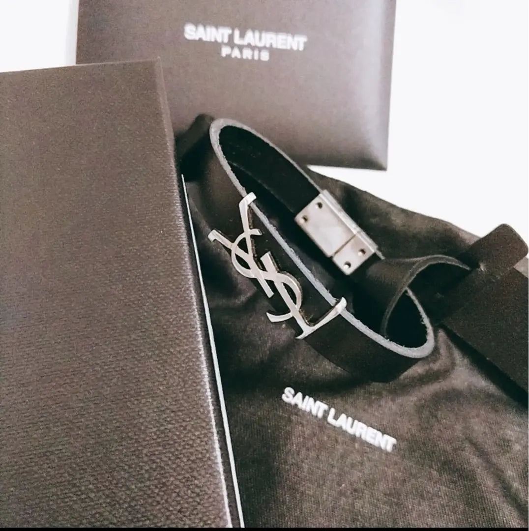 Cinturón de piel negro SAINT LAURENT con logotipo YSL