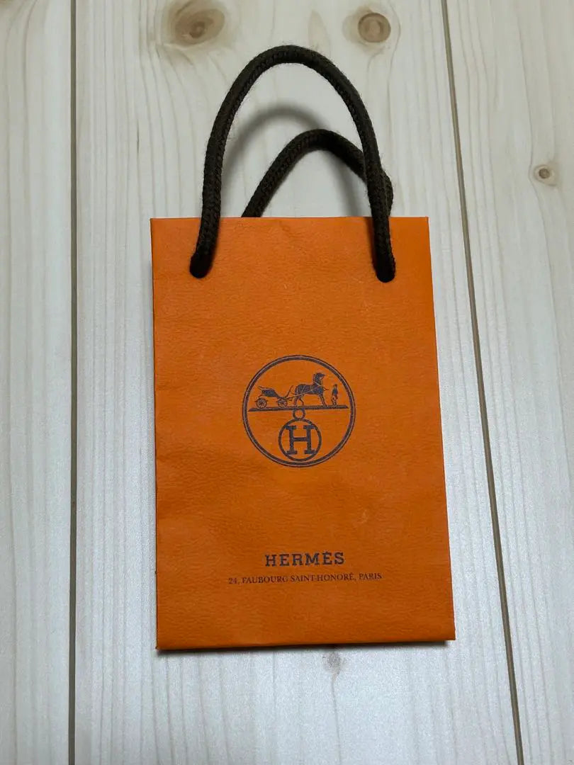 Bolsa de papel con logotipo naranja de HERMES