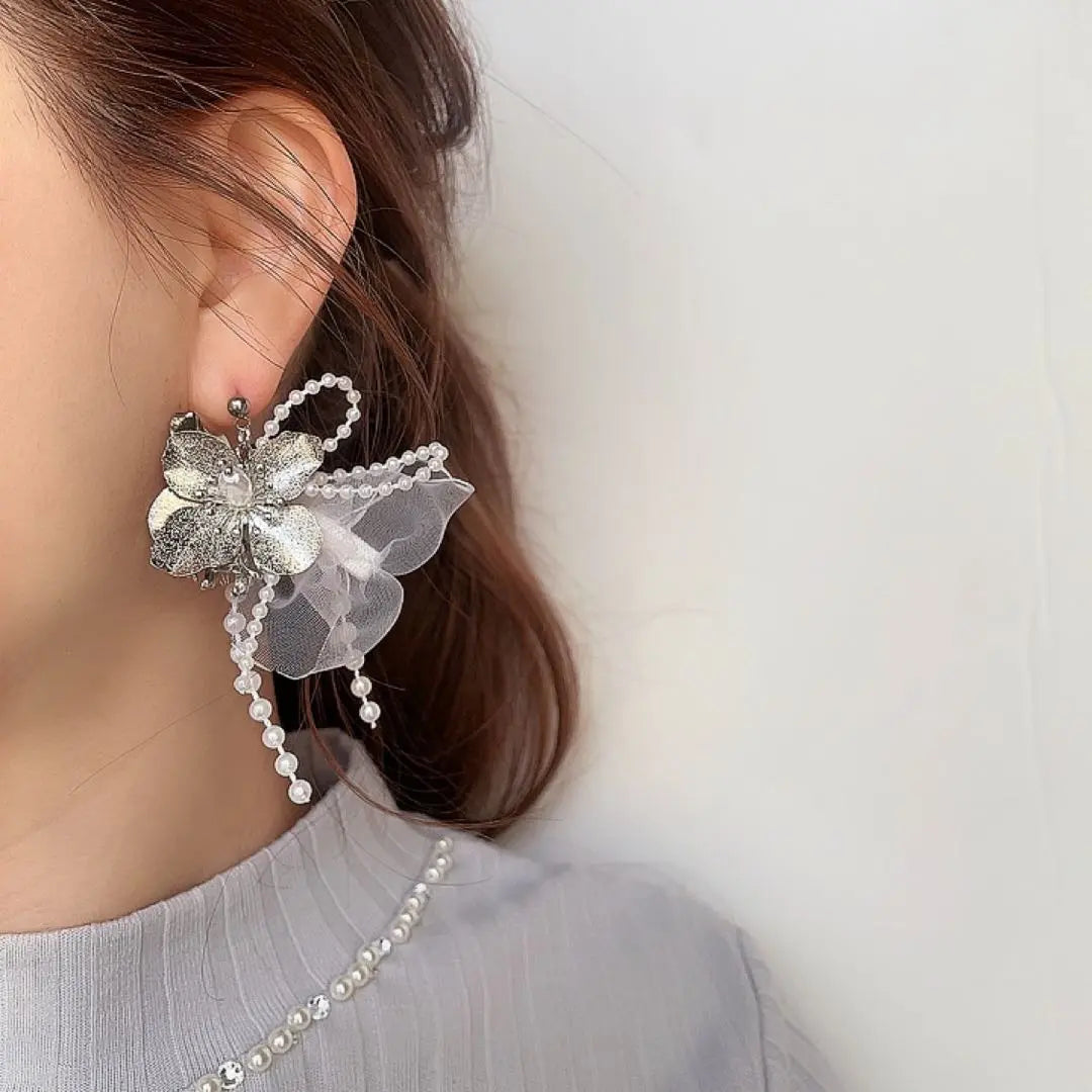 ❸ Pendientes hechos a mano flor de metal pendientes de encaje de gasa con perlas grandes | ❸ハンドメイドピアス メタルフラワー 大ぶり パール シフォンレース イヤリング