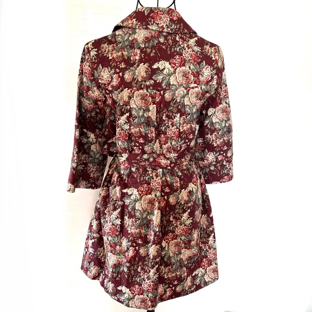 Painting flowers, gobelin pattern, all-flower pattern, trench coat, pleated, large button, rose