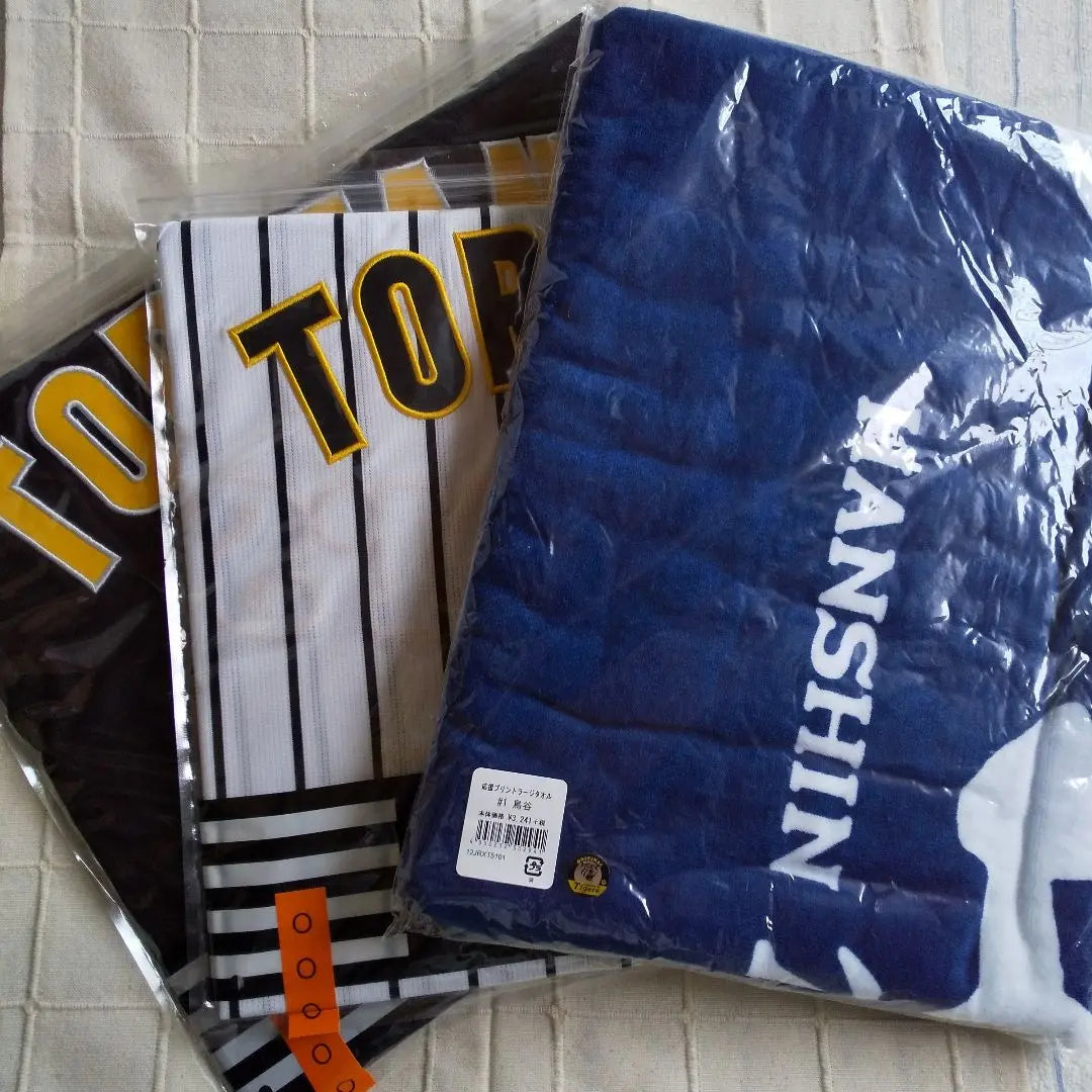 Former Hanshin Tigers Toritani uniforms and other 4-piece set