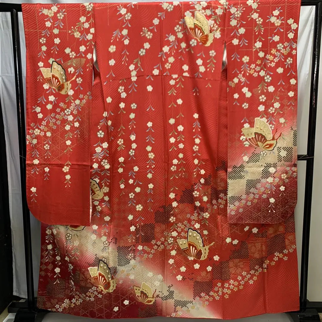 Kimono D02 de seda pura con estampado de flores de cerezo y mariposas, con hilo dorado, para ceremonia de mayoría de edad