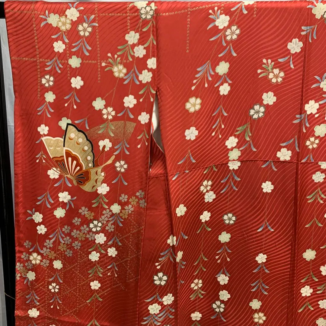 Kimono D02 de seda pura con estampado de flores de cerezo y mariposas, con hilo dorado, para ceremonia de mayoría de edad