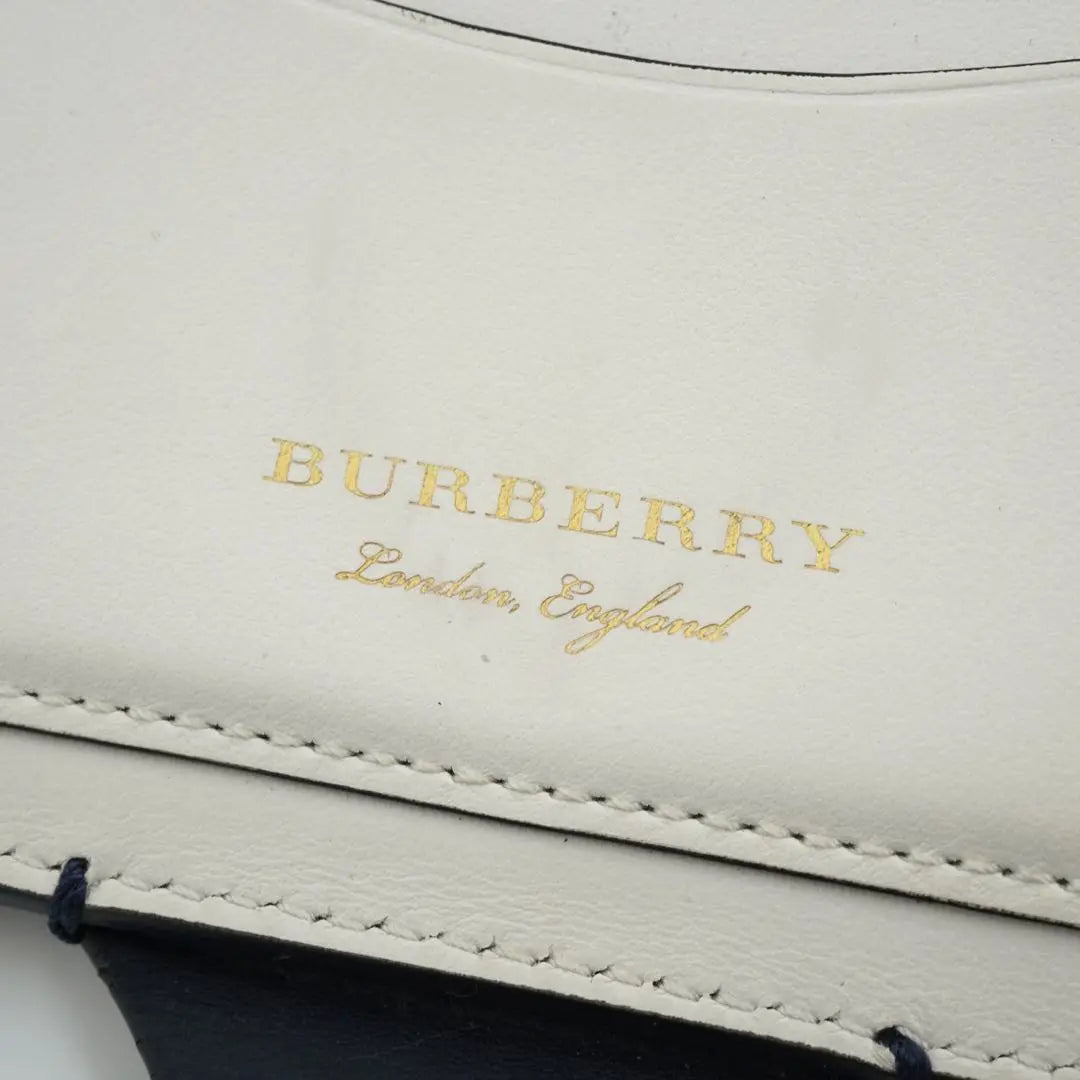 ✨Está casi sin uso✨ Cartera larga BURBERRY de dos pliegues, bicolor, logo grabado