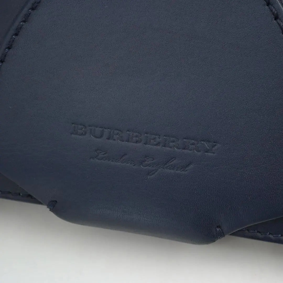 ✨Está casi sin uso✨ Cartera larga BURBERRY de dos pliegues, bicolor, logo grabado