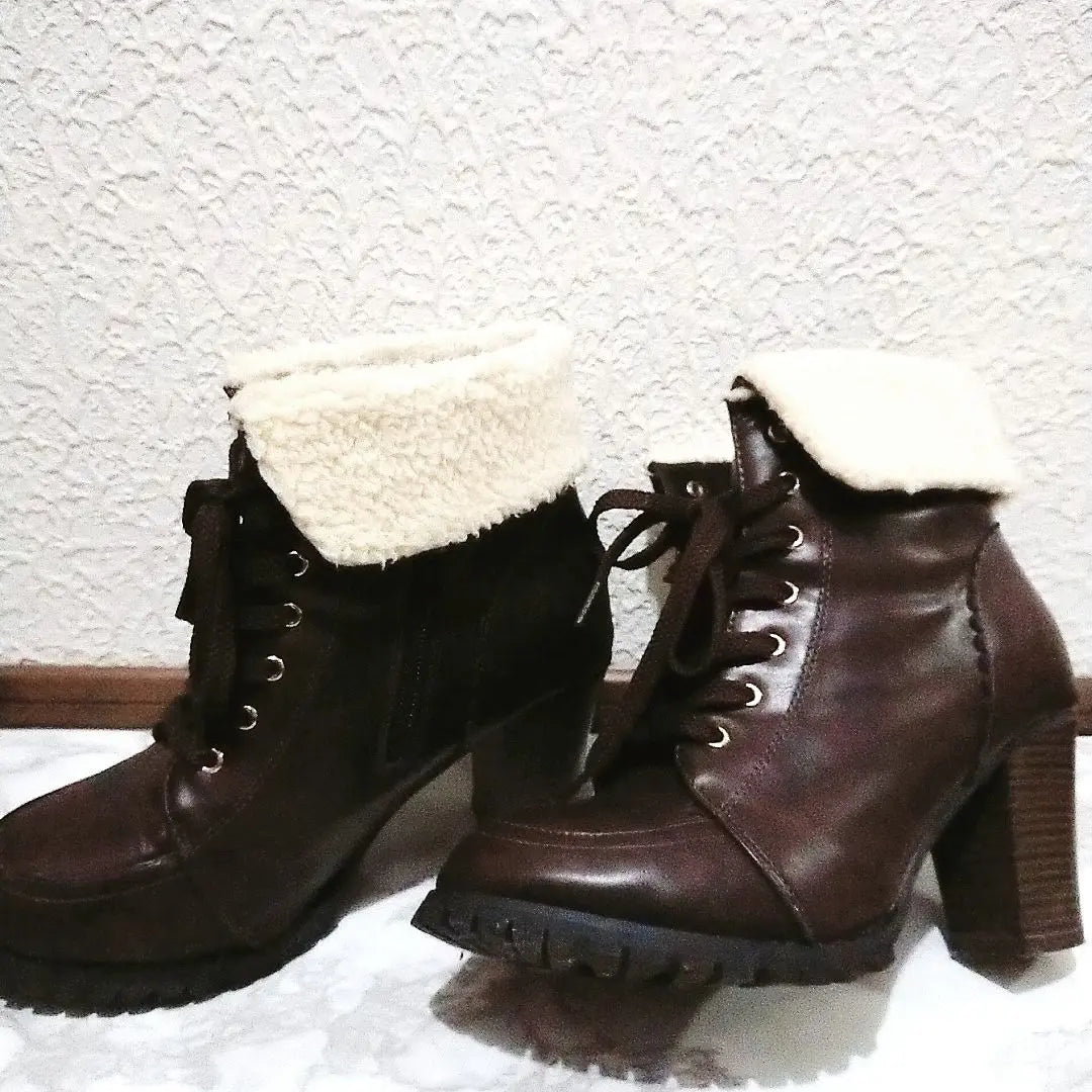 Beautiful condition Avail dark brown boa lace-up boots♥️L GU GRL