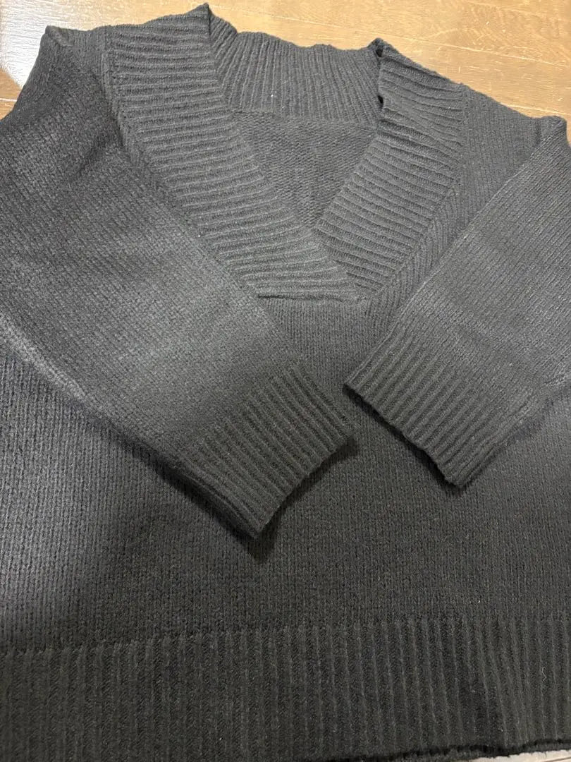 Deep V-neck knit for women black