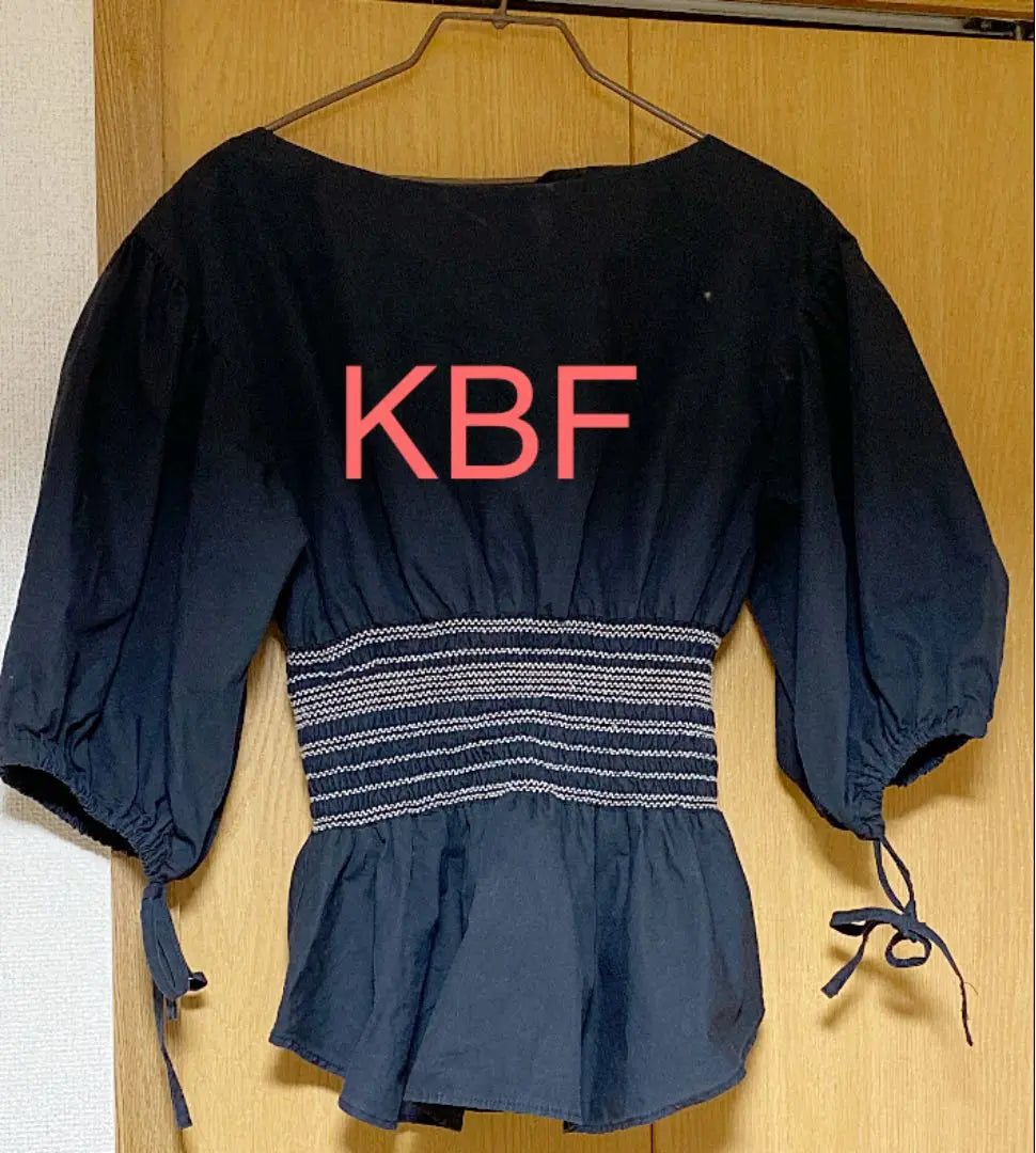 ♡ Blusa con mangas abullonadas KBF ♡