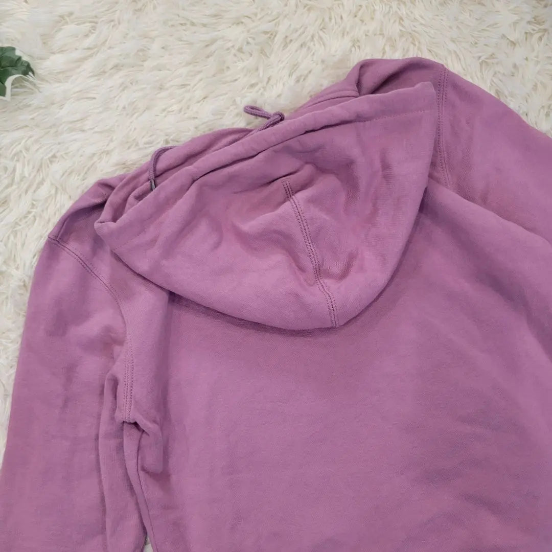 Sudadera con capucha y logotipo bordado en color morado y lavanda de COACH