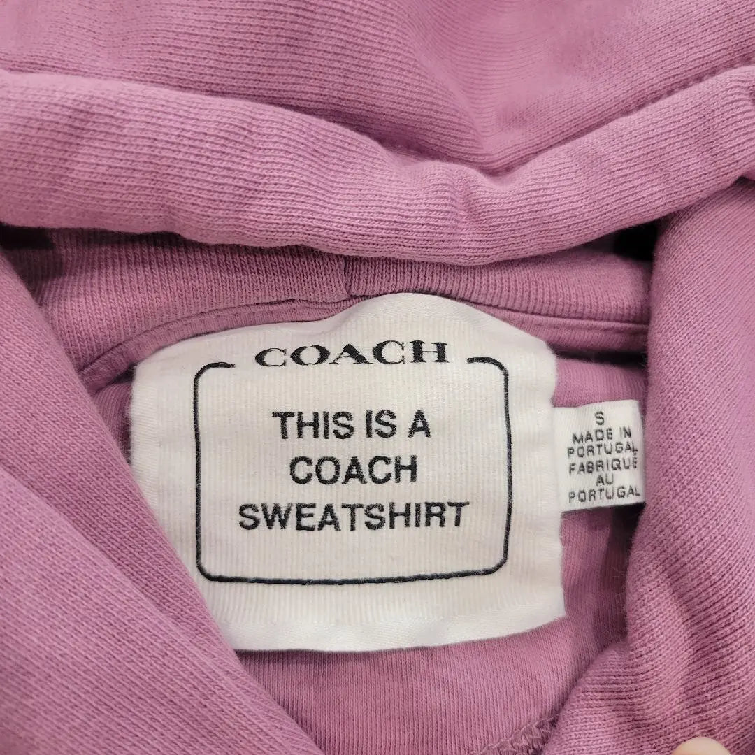 Sudadera con capucha y logotipo bordado en color morado y lavanda de COACH